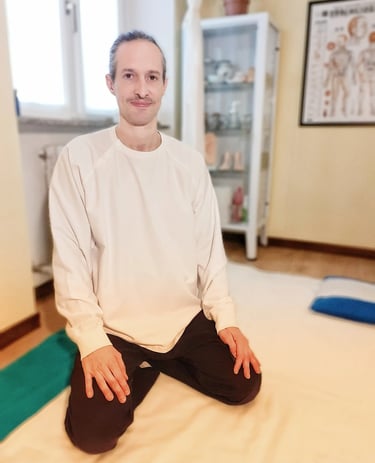 Paolo Maruzzi, operatore Shiatsu, seduto in posizione seiza nel suo studio di Cantù.