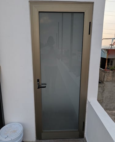 Puerta de aluminio residencial línea 1400