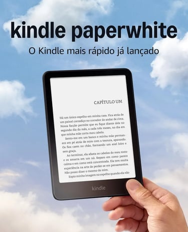 A person holding the new Amazon Kindle Paperwhite e-reader showing Portuguese text against a blue sky with clouds.