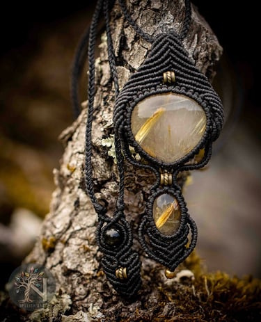 pendentif micromacramé, quartz rutile doré, fil noir Linhasita, perle tourmaline noire, art, français, fait main