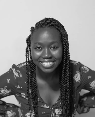 mujer afrodescendiente con trenzas largas y camiseta con flores
