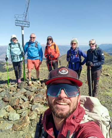 guia y grupo en una cumbre