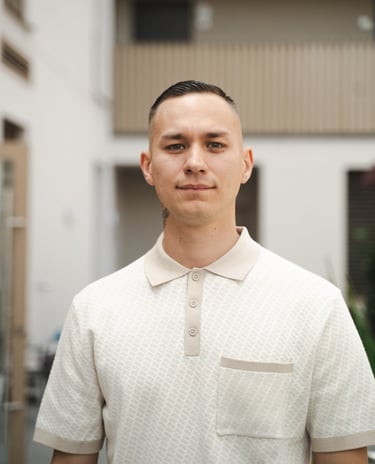 Dennis Brester – Leitung der Finanzbuchhaltung bei DSM Office Passau, Experte für präzise Kontierung und Abrechnung