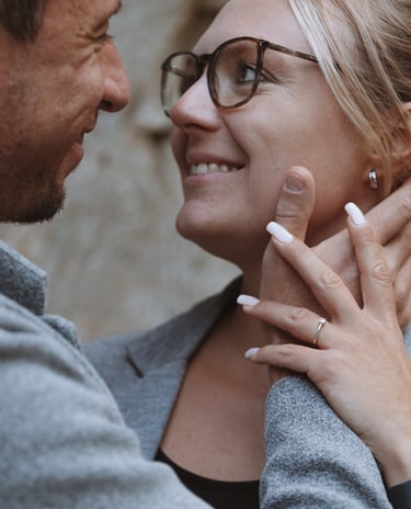 Hochzeitsfotograf Bad Staffelstein: Inniger Moment und liebevoller Blick des verlobten Paares.