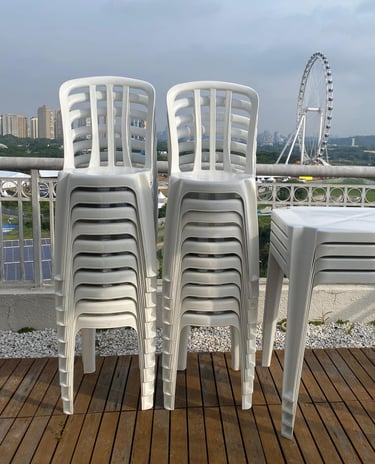 Aluguel de mesas e cadeiras plásticas premium para eventos sociais e corporativos