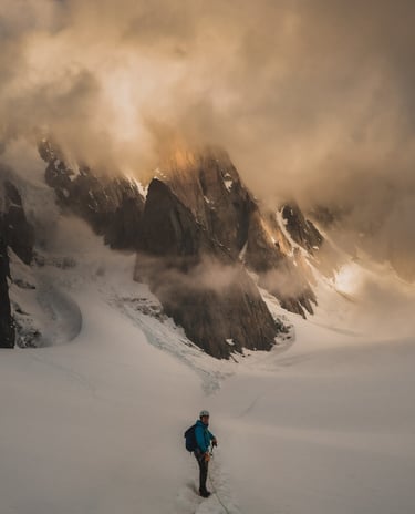 Notre guide dans la Vallée Blanche devant des rochers qui semblent s'enflammer