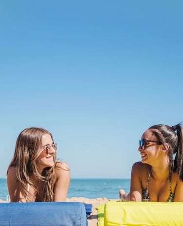 Estudiantes de vacaciones mientras sus cosas están guardadas en trasteros seguros en Madrid