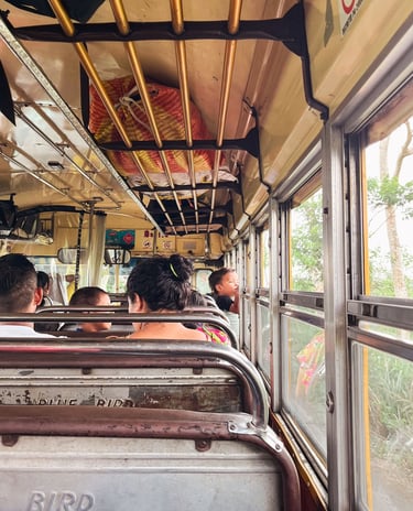 Personnes assises dans un bus local, appelé chicken bus au Guatemala.
