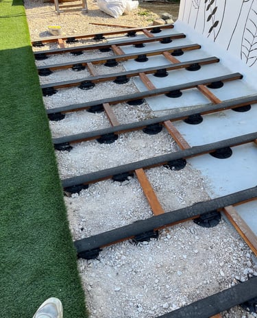 Terrasse bois exotique - lambourdes - a fleur de piscine