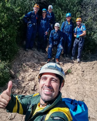 grupo apunto de entrar en una cueva