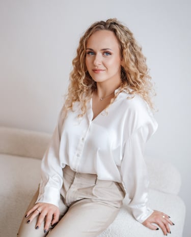 akmens siena minimalistiniame interjere