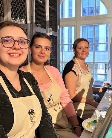 Fierté et bonne humeur après un atelier de peinture entre copines