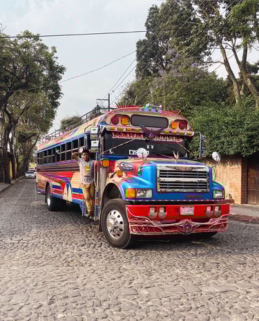 Bus traditionnel local, appelé chicken bus, dans les rues d'Antigua au Guatemala.