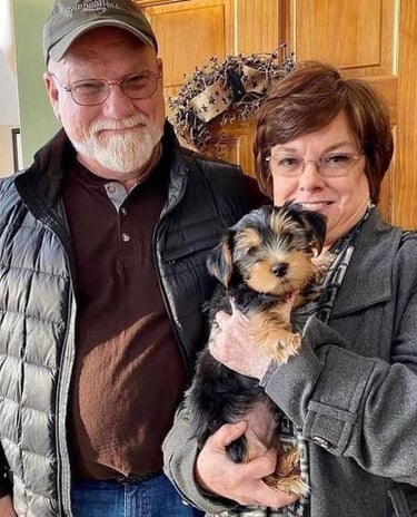 Familia sonríe tras la reciente adopción.