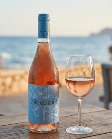 Vino rosado Cola de Gallo con copa servida