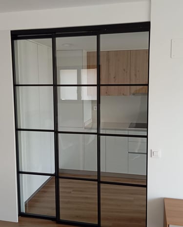 Puerta de paso corredera de hierro con cuadricula.