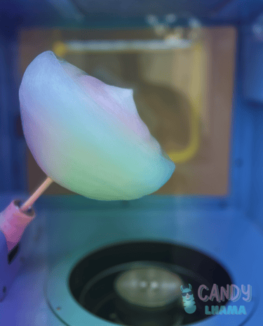 algodão doce sendo produzido na máquina automática