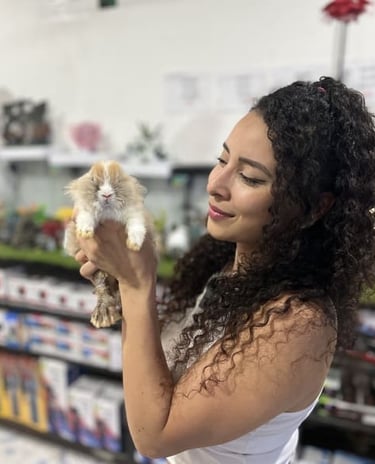 Kathy Morales fundadora Love Puppies con cobaya bonita