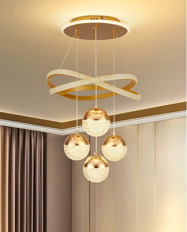 Lustre moderno com esferas de cristal e aro em LED dourado pendurado no teto de um ambiente elegante
