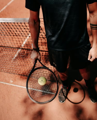 Sport, évènement, joueur de tennis tenant une raquette avec une balle posée sur les cordes, sur un c