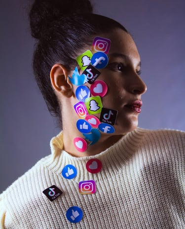 une femme avec dans le visage plusieurs logo de réseaux sociaux divers
