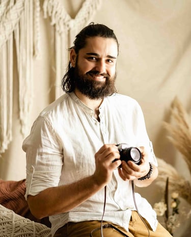 Bonjour Mrs Bride – Provence engagement photographer smiling with camera in hand