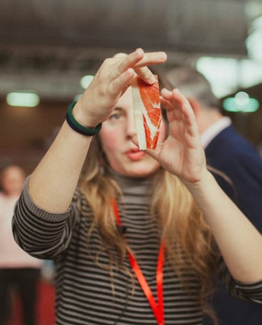 Mara de Miguel haciendo un análisis profesional del jamón ibérico