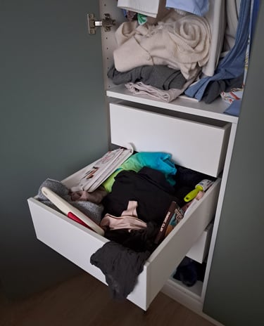 Rommelige lade in kledingkast