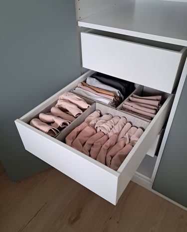 Opgeruimde lade in kledingkast, door Elise Bollen, professional organizer in Winterswijk