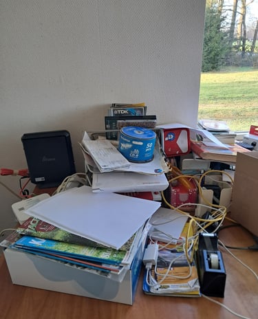 Foto van ongeorganiseerd bureau in werkkamer