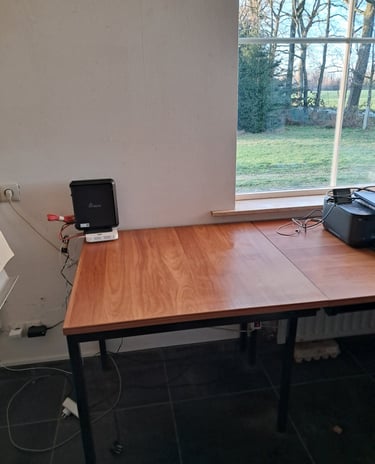 Foto van georganiseerd bureau in werkkamer door Elise Bollen, professional organizer