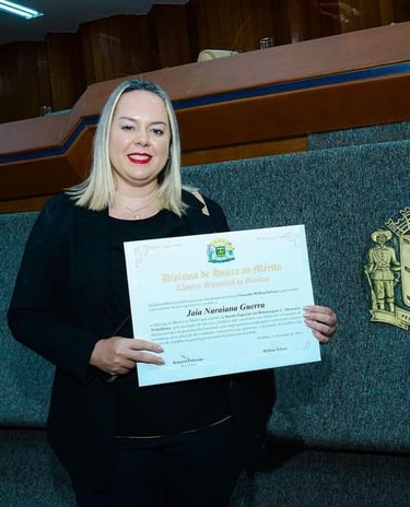 Uma mulher com um terno preto segurando um diploma