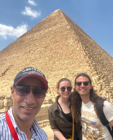 Turistas en un tour de un día en las Pirámides de Egipto con el guía Hadi de ViajaEgipto.com.
