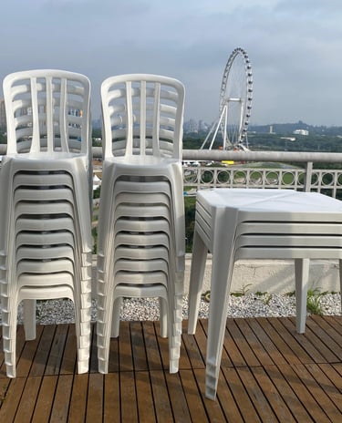 Aluguel de mesas e cadeiras plásticas premium para eventos sociais e corporativos