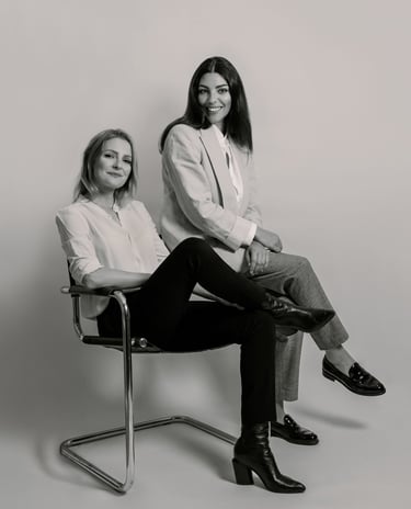 Duo créatif basé à Paris - Caroline & Cassandre - Directrices de création - Studio de création