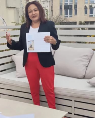 Formatrice tenant un document lors d’une session de formation en plein air sur une terrasse aménagée