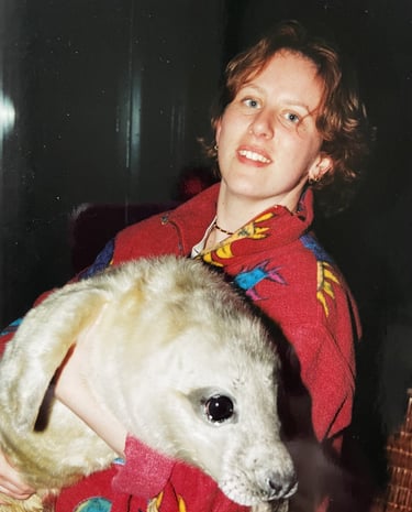 marrije verspuij holding a grey seal pup