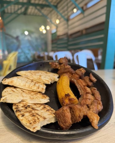 Chicharron con arepa en Kabú Café Restaurante Calarcá Quindío