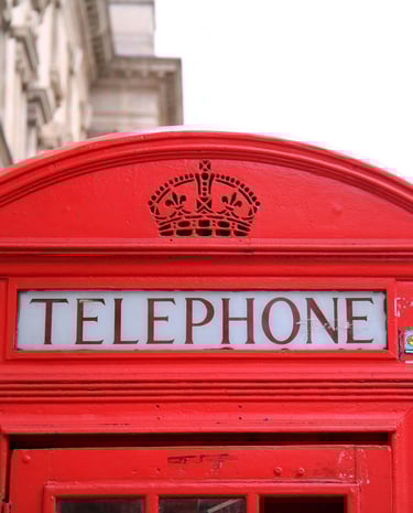 Imagem mostra cabine telefônica clássica inglesa em frente a ponte de westmister