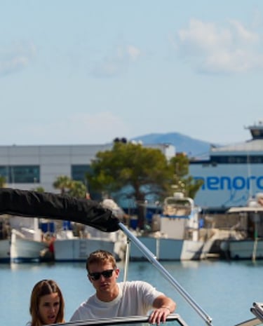 Lancha de Mallorca In Blue saliendo del puerto de Alcudia hacia la costa