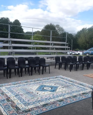 Scène et gradin mobile installés pour du théâtre en ruralité. Théâtre rural
