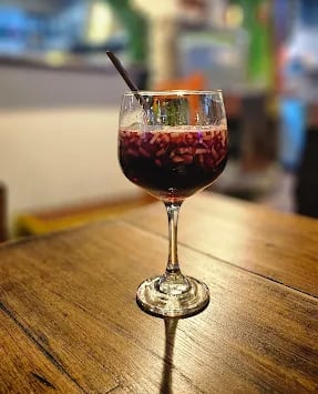 Sangría artesanal en copa – Parrilla y Vinos Juan Esteban