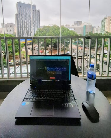 Igor Roque trabalhando em frente ao estádio de futebol allianz Parque