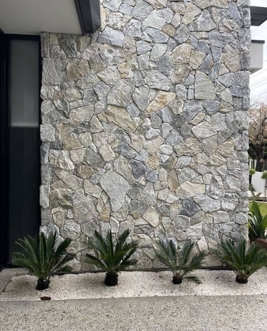 dış mekan taş duvar uygulaması ile güçlendirilmiş bahçe