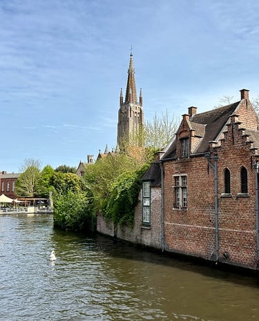 Architecture au bord du canal à Bruges