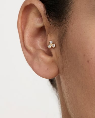 פירסינג טראגוס יוקרתי מזהב משובץ שלושה יהלומים קטנים בעיצוב אשכול