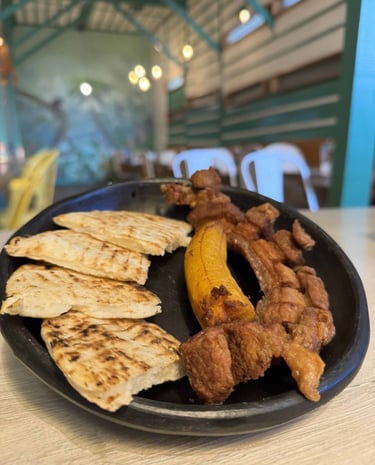 Chicharron con arepa en Kabú Café Restaurante Calarcá Quindío