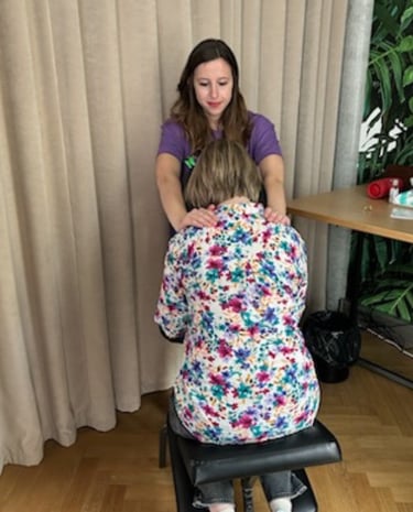 Pauline Bouanchaud réalisant un massage amma assis pour soulager le stress et les tensions physiques