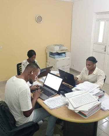 Equipe entrain d'identifier les élèves après la remise des fiches.  Tolanda, suivi scolaire