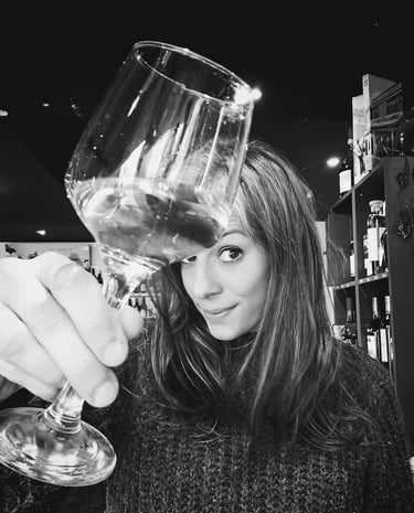 caviste avec un verre de vin